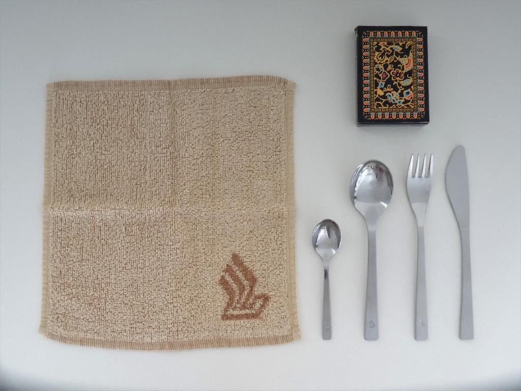 Bestek, towel, eau de toilette, kaartspel Singapore Airlines, Ophalen of Verzenden, Zo goed als nieuw, Overige typen