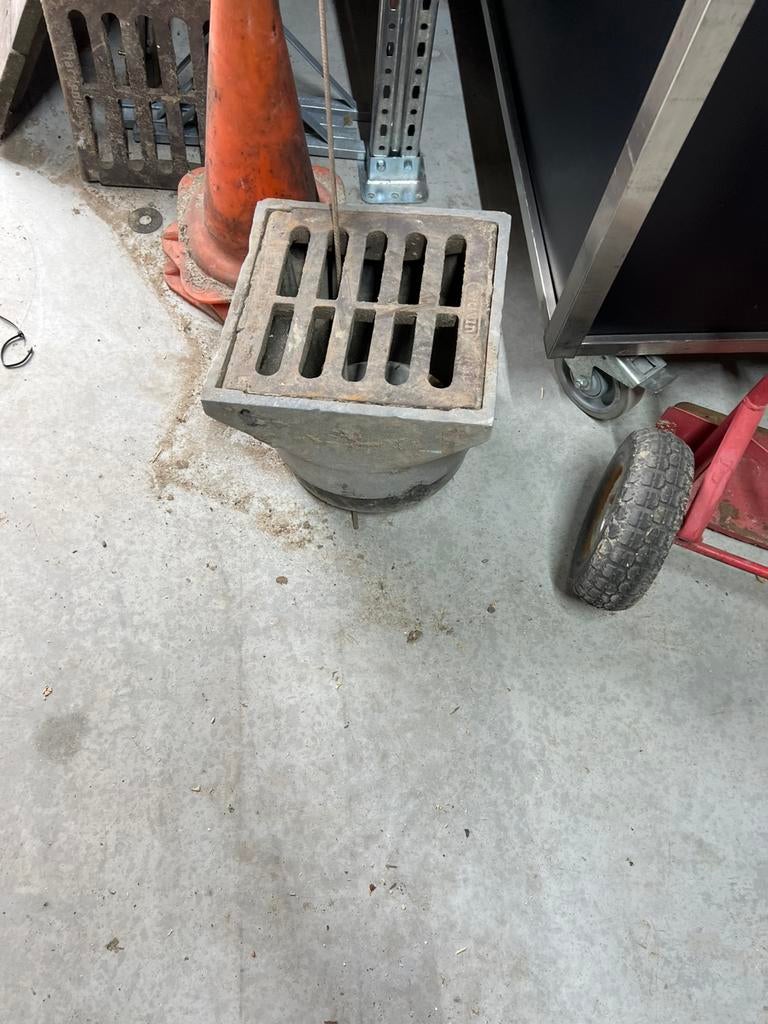 Straat kolk / putdeksel ijzer / rioolput  TEAB, Afvoer, Ophalen of Verzenden, Zo goed als nieuw, Minder dan 2 meter