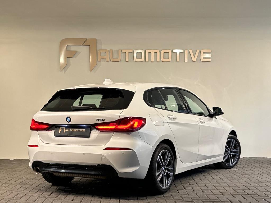 BMW 1-serie 118i High Executive M Sport Sfeer|CarPlay|NAP, Gebruikt, Leder en Stof, Wit, Origineel Nederlands