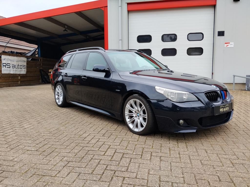 BMW 523i E61 2005 Zwart M-Pakket, Auto's, Achterwielaandrijving, Zwart, 2497 cc, 1535 kg