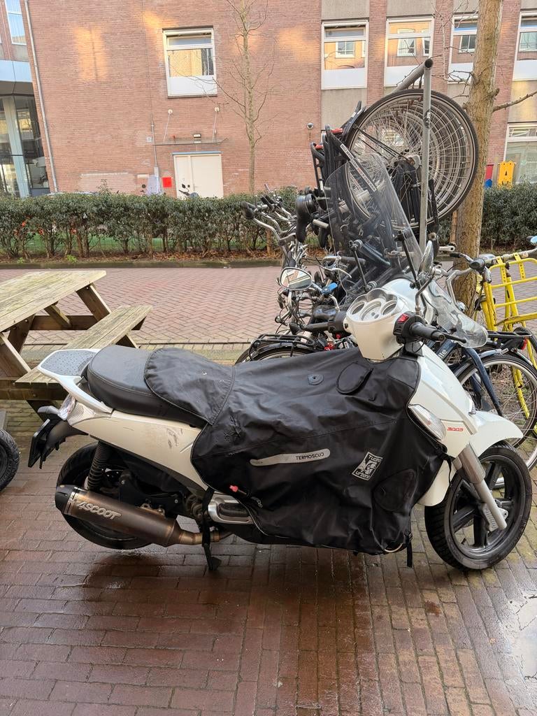 Aprilia 300cc Motorscooter 4T uit 2010, Motoren, Scooter, 300 cc, Particulier, Sportuitlaat