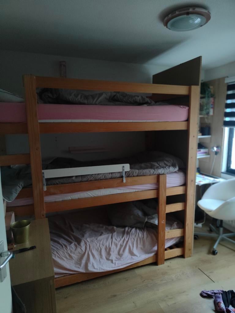 Stevig houten stapelbed met drie slaapplaatsen, Ophalen of Verzenden, Gebruikt, Stapelbed