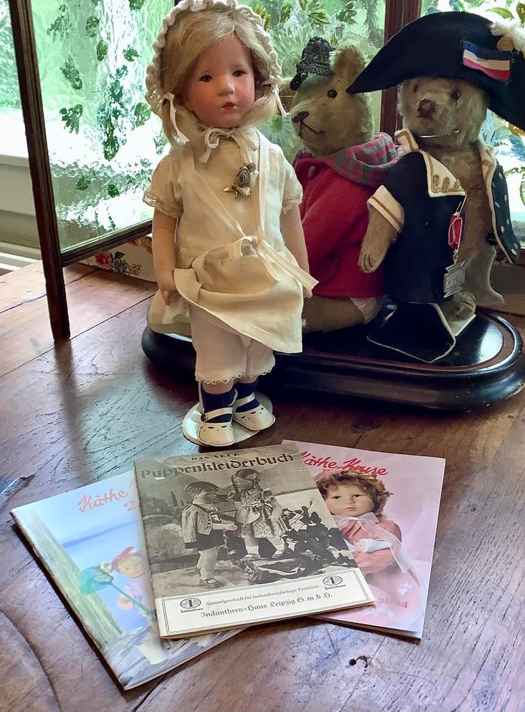 3 kathe kruse boeken waarvan 1 boekje met patronen kleertjes, Ophalen of Verzenden, Pop