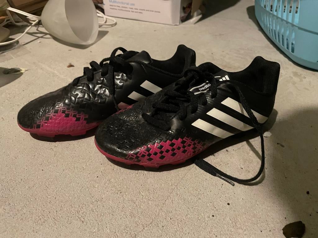 Adidas voetbalschoenen zwart/roze, Ophalen, Gebruikt, Schoenen