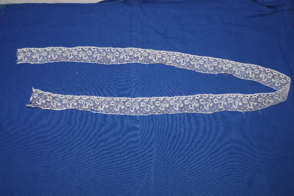 strook antiek mutsenkant; folklore klederdracht streekdracht, Antiek en Kunst, Antiek | Kleden en Textiel, Ophalen of Verzenden