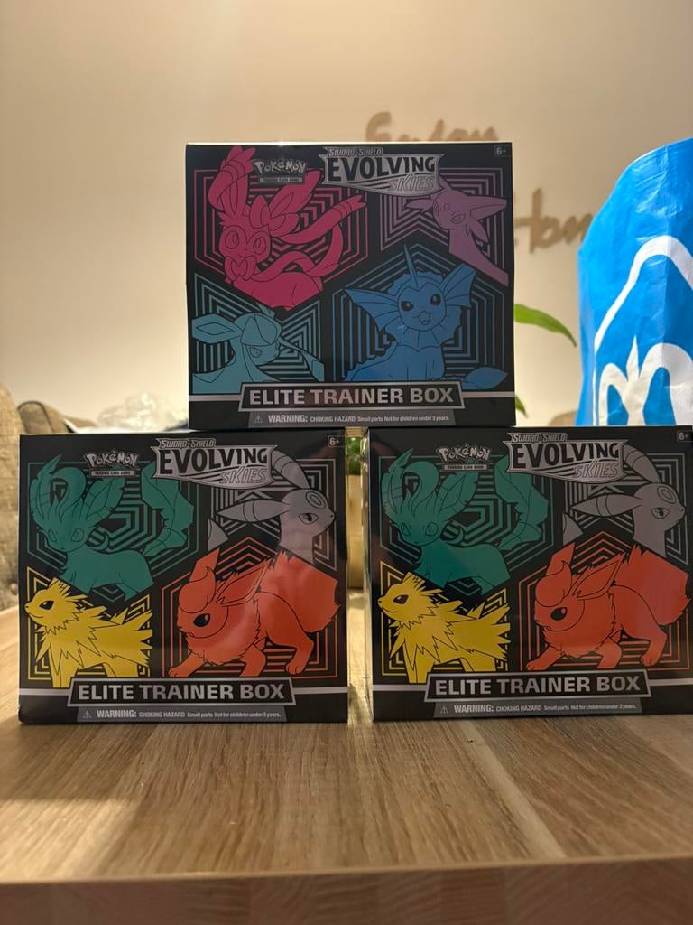 Evolving skies elite trainer box Pokémon, Ophalen of Verzenden, Zo goed als nieuw, Boosterbox