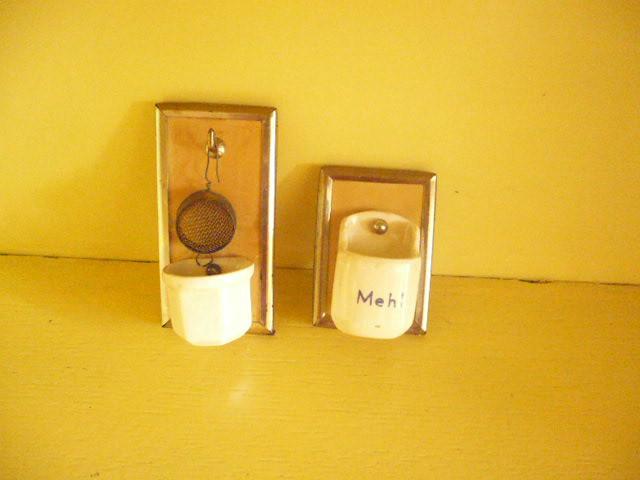 Mie18<>;2 rekjes met porcelijnen meelbakjes, Verzenden