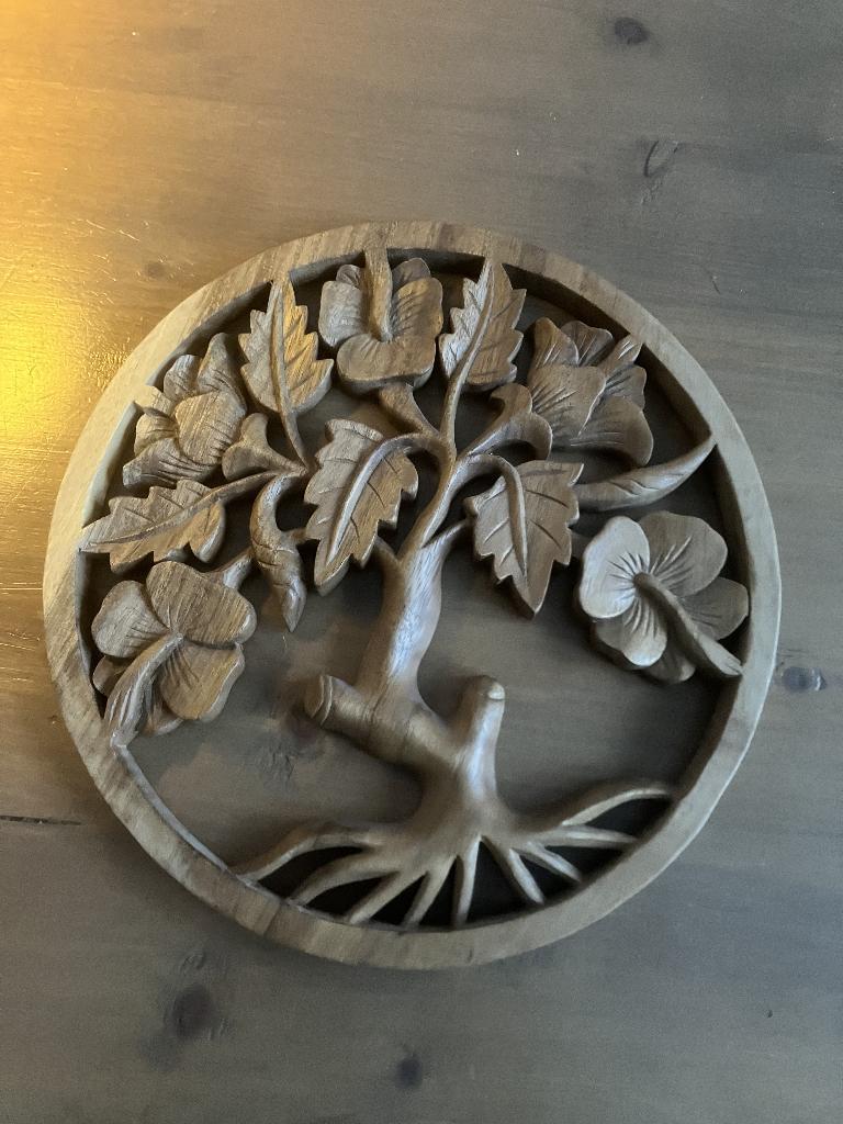 Handgesneden levensboom van Suar-hout - 30 centimeter, Ophalen of Verzenden, Nieuw, Hout, 20 tot 50 mm