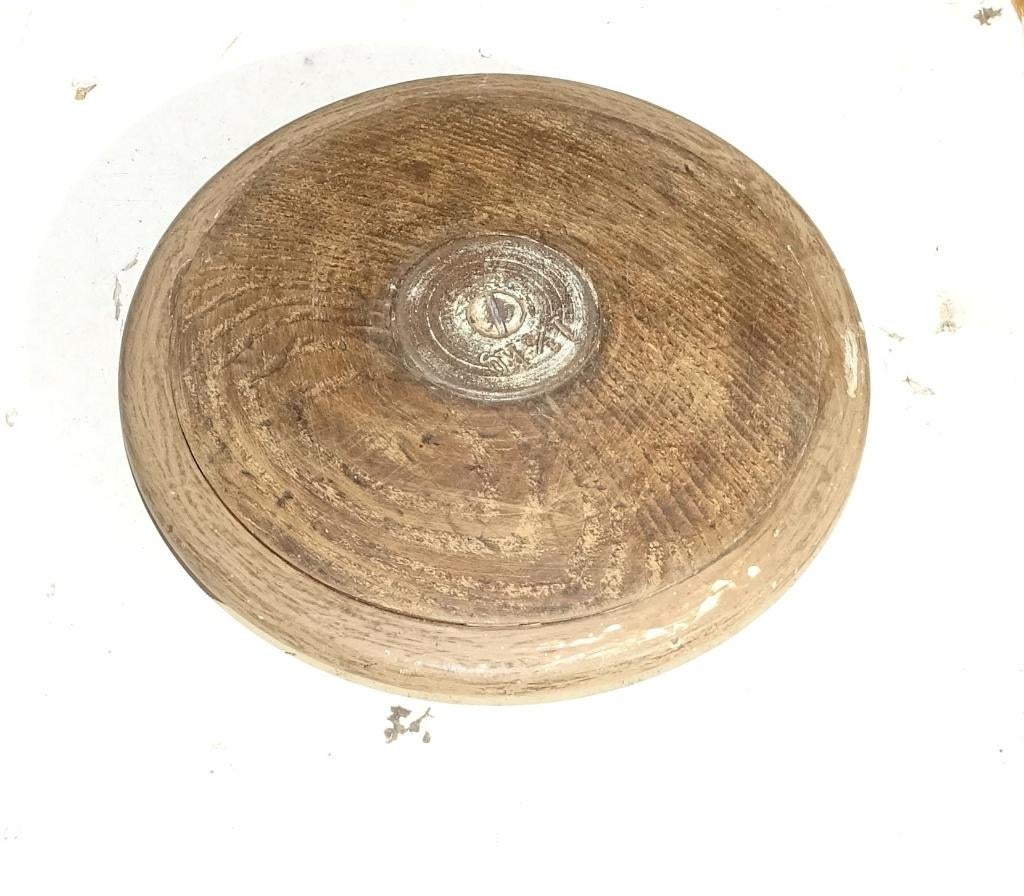 houten disc voor discus werpen atletiek, Ophalen