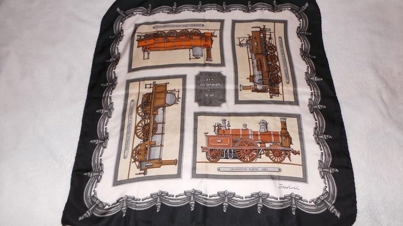 Prachtige Sevini zijden sjaal met treintjes 70 x 75 cm, Ophalen of Verzenden, Nieuw, Maat 46/48 (XL) of groter, Sjaal