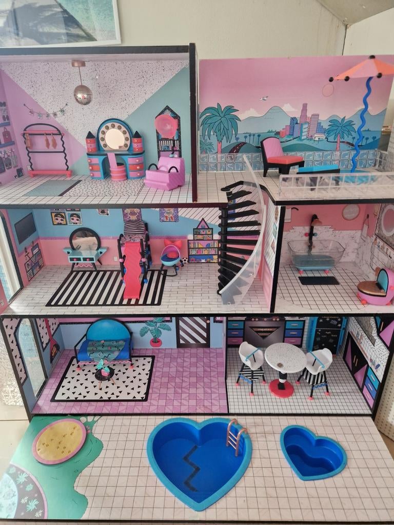 LOL poppenhuis met  meubeltjes., Ophalen, Poppenhuis