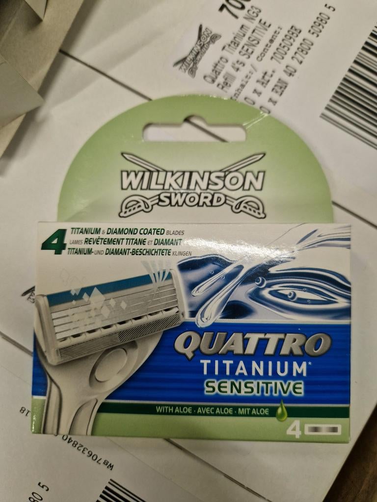 3 Dozen Wilkinson Quattro Titanium Scheermesjes, Ophalen of Verzenden, Nieuw, Overige typen