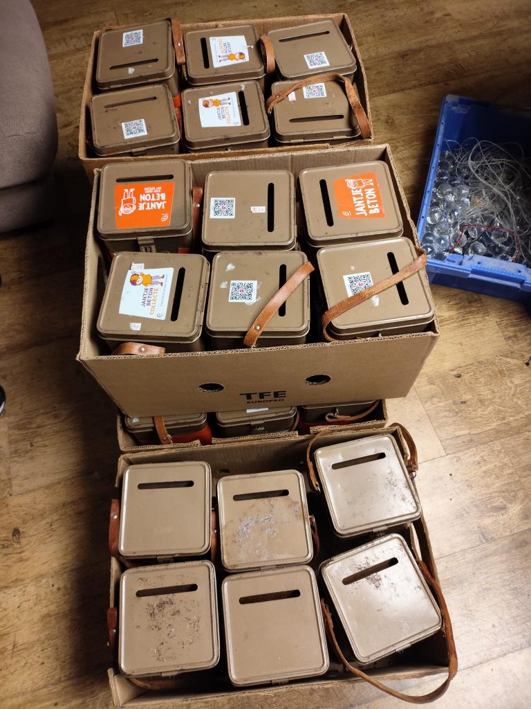 Partij vintage blikken collectebus van het rode kruis, Ophalen, Gebruikt, Overige, Overige merken