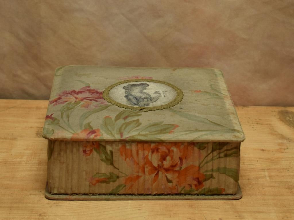 Oude Franse Stoffen Doos."Uit Aletta's Tijd", Antiek en Kunst, Ophalen of Verzenden