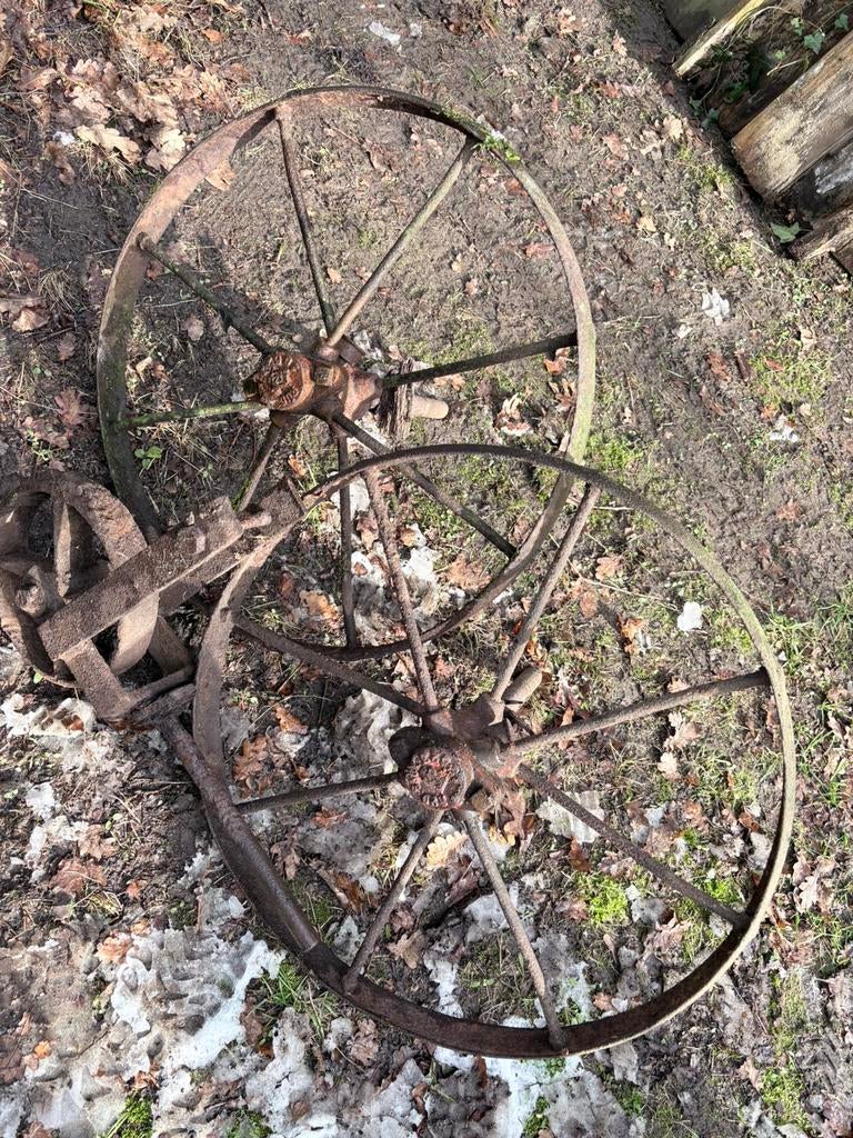 3 Oude wielen van kar, Ophalen