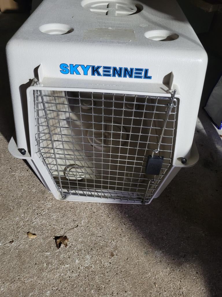 Sky kennel Bench, Ophalen, Zo goed als nieuw