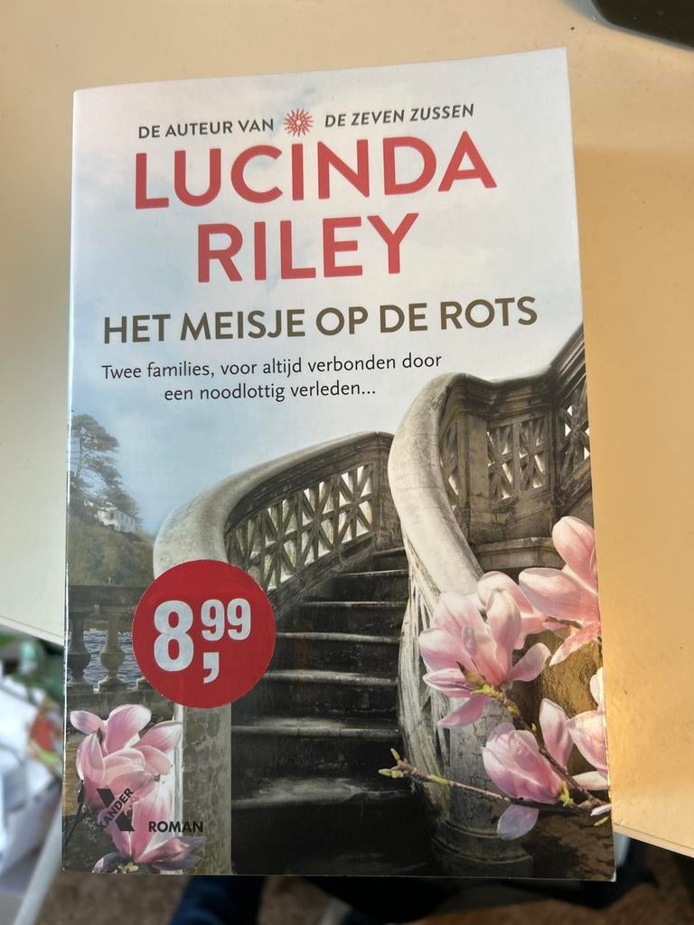 Het meisje op de rots - Lucinda Riley UIT ROOKVRIJ HUIS, Ophalen of Verzenden, Zo goed als nieuw