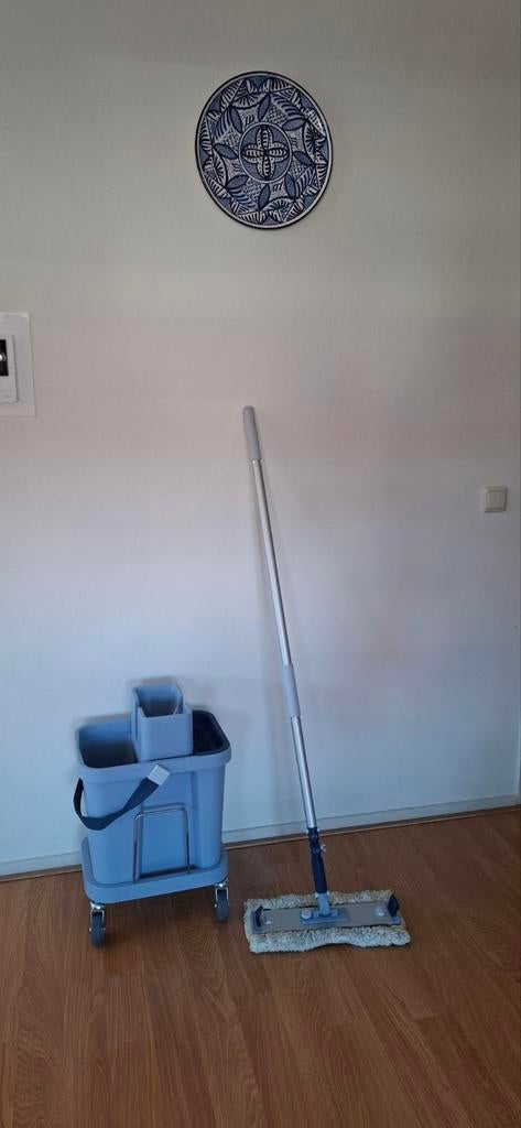 Zo goed als nieuwe Hara dweil met emmer en wieltjes, Huis en Inrichting, Keuken | Keukenbenodigdheden, Zo goed als nieuw, Ophalen