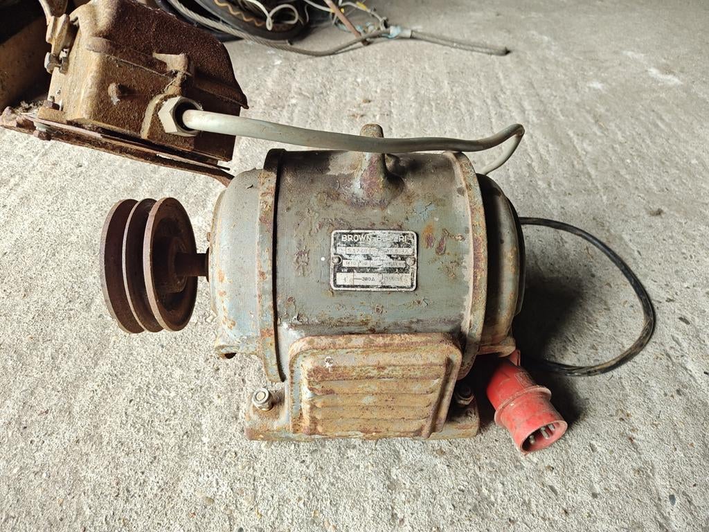 Antieke Brown Boveri krachtstroom elektromotor, Ophalen