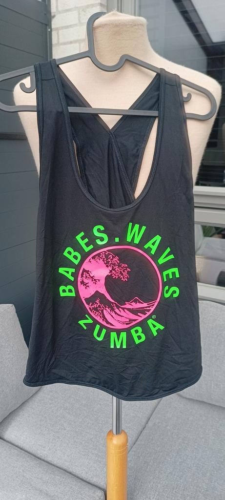 Mooie zwarte Zumba top met rose/groene opdruk maat S zgan, Kleding | Dames, Sportkleding, Ophalen, Zo goed als nieuw, Maat 38/40 (M)