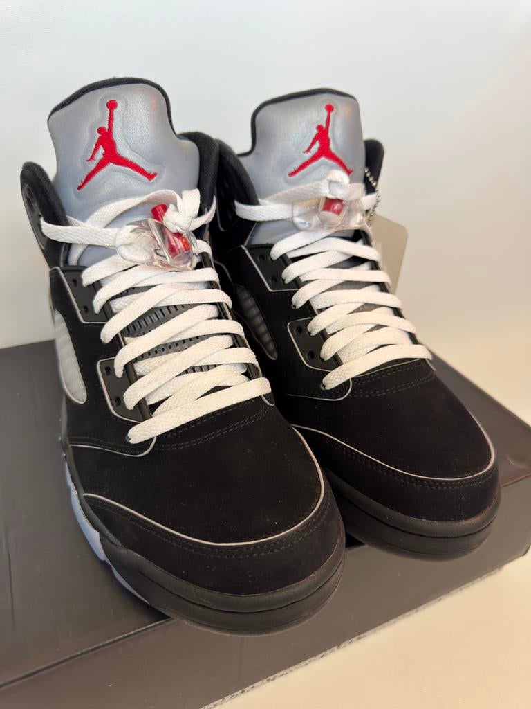 Authentic Jordan 5 Retro OG Black Metallic 2025, size 44.5, Kleding | Heren, Schoenen, Nieuw, Ophalen of Verzenden, Sportschoenen