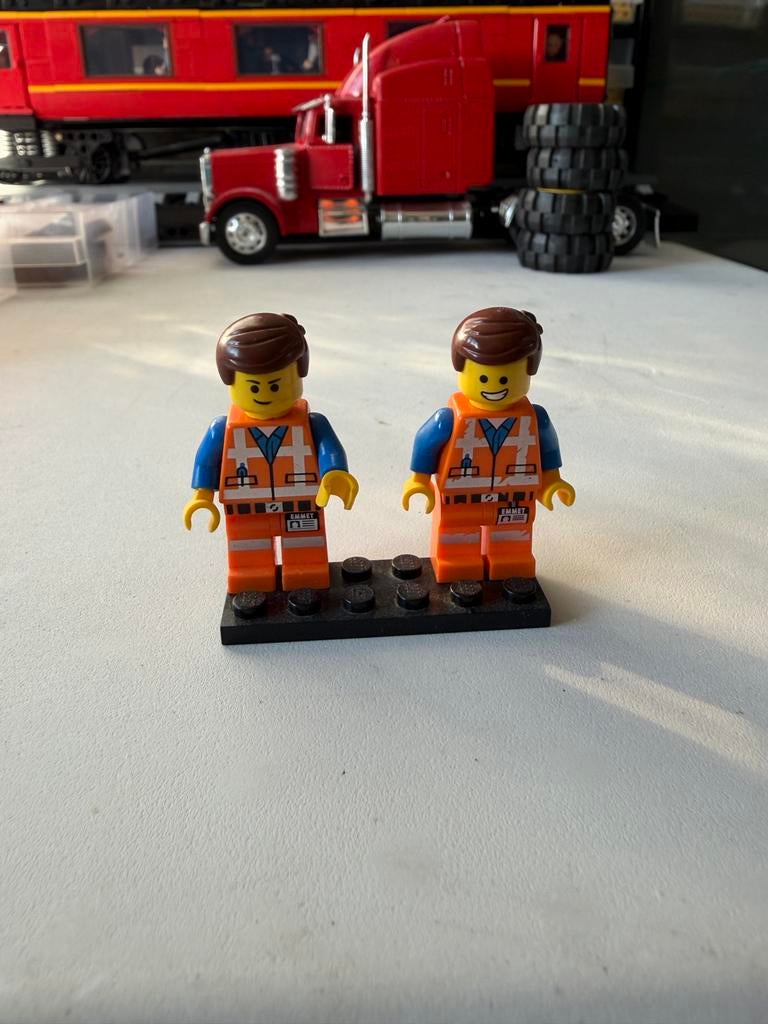 2x LEGO Emmet Minifigure uit The LEGO Movie, Ophalen of Verzenden, Zo goed als nieuw, Losse stenen, Lego