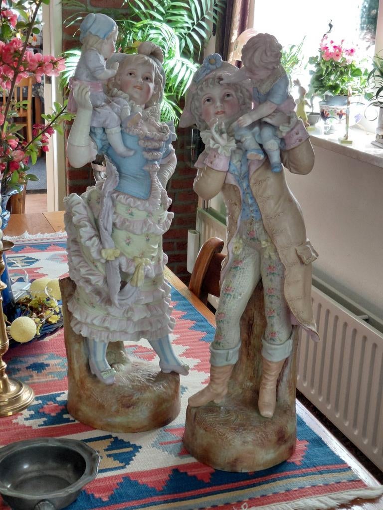 Pastelkleurige beelden: Man met kind en Vrouw met kind, Ophalen