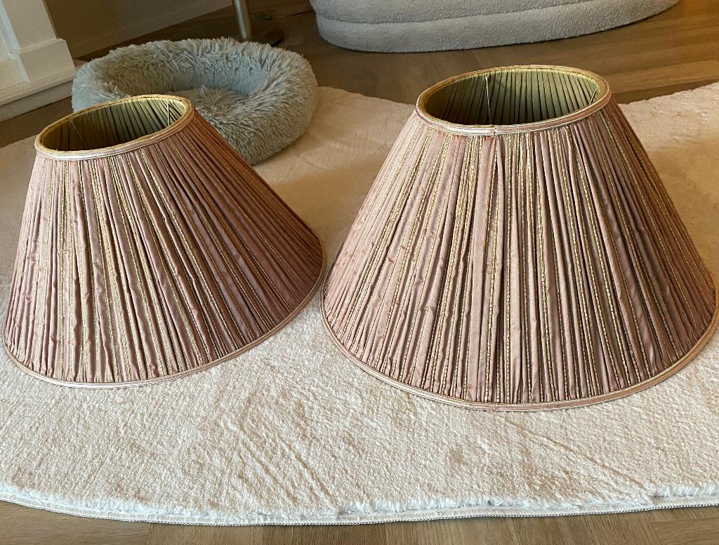 2 x zijden oud rose grote lampenkappen, Huis en Inrichting, Lampen | Lampenkappen, Ophalen, Overige kleuren, 25 tot 50 cm, Rond
