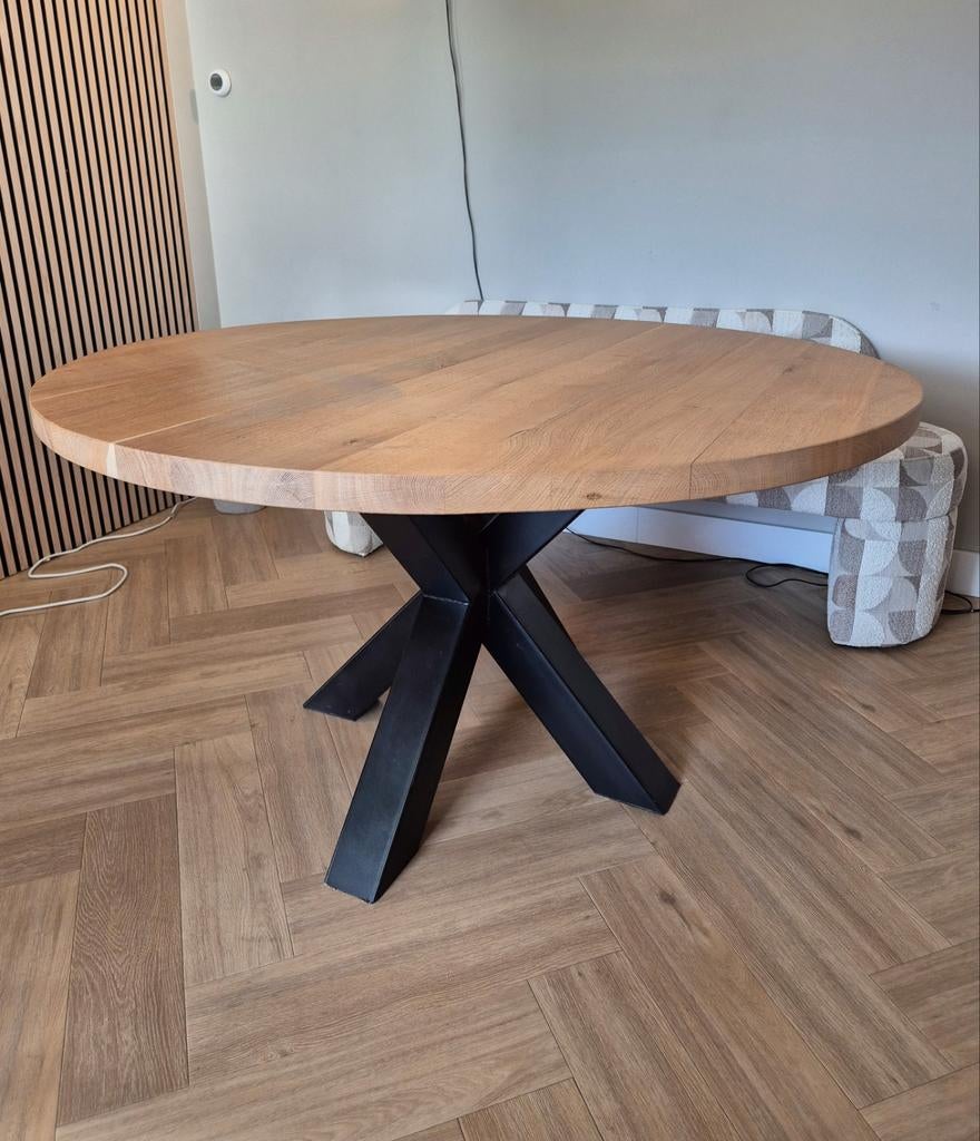 Ronde eiken eettafel met stalen zwarte kruispoot (Loods5), Ophalen, Scandinavisch, Zo goed als nieuw, Vijf personen of meer