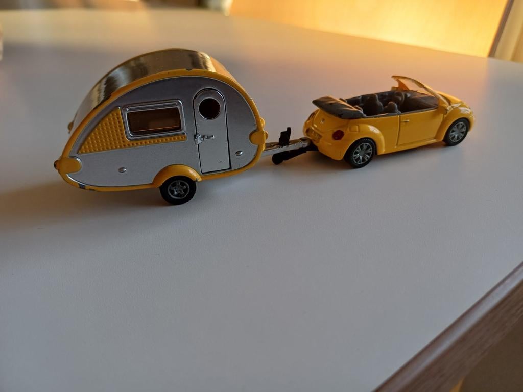 Siku Volkswagen Beetle Cabrio met caravan,, Ophalen of Verzenden, Gebruikt, Auto, SIKU