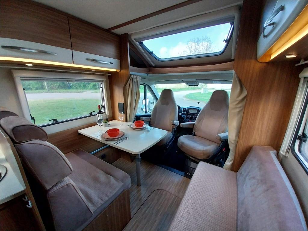 Frisse Carado T448 met enkele bedden, 3x solair en omvormer!, Ringverwarming, Bedrijf, Tot en met 3, Half-integraal