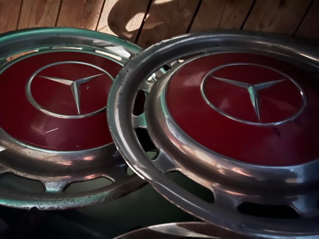 Rode wieldoppen voor Mercedes W115 - Goede staat, Ophalen, Gebruikt