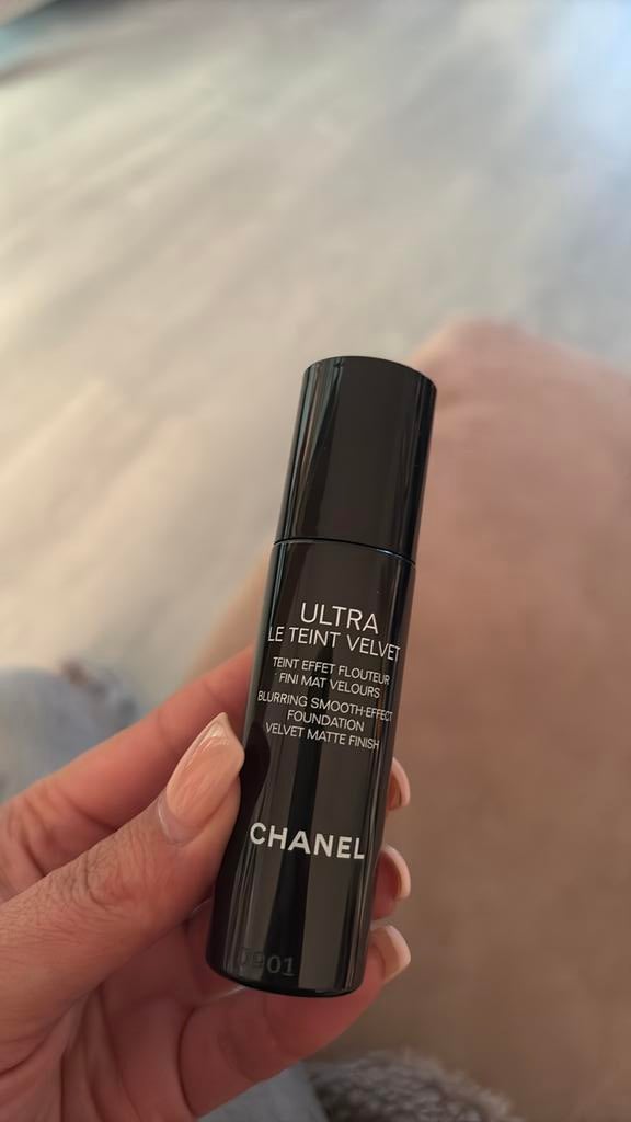 Chanel ultra le teint velvet foundation zgan, Ophalen of Verzenden, Zo goed als nieuw, Beige, Gehele gezicht