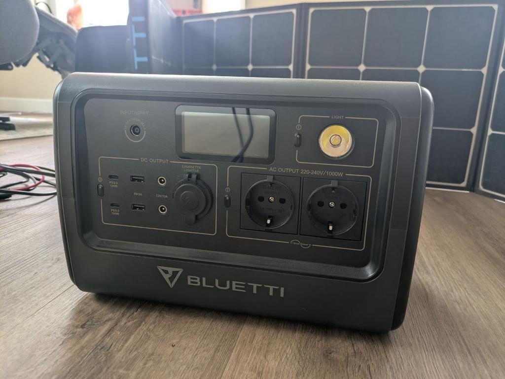 Bluetti EB70 incl zonnepanelen 120w, Ophalen, Zo goed als nieuw