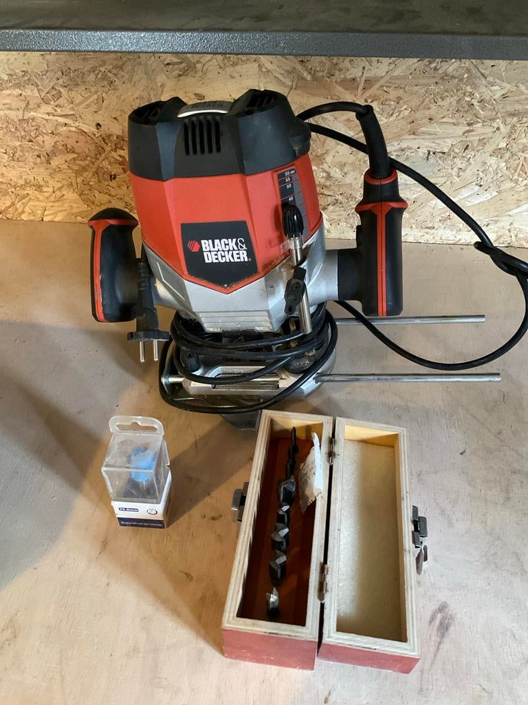 Black en Decker bovenfrees met set bitjes, Ophalen, Zo goed als nieuw, Elektrisch, Bovenfrees