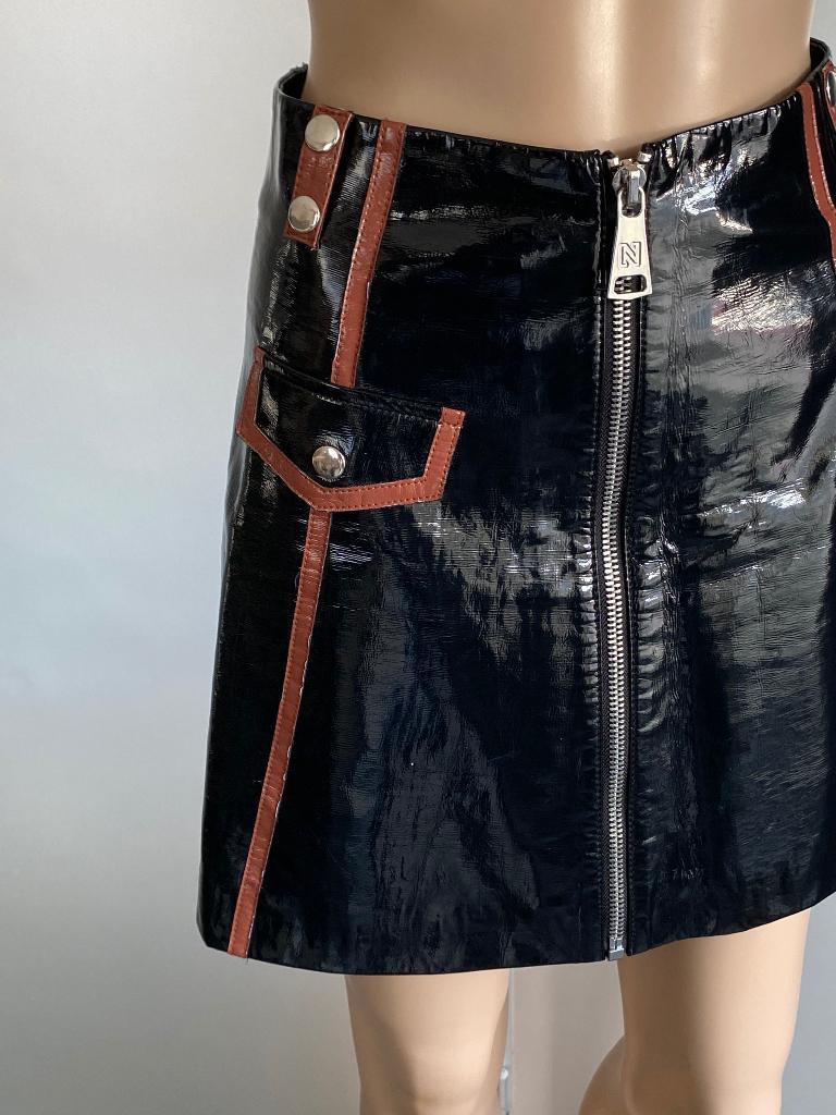 J601 Nikkie maat 34=XS nep lak-leren rok rokje zwart/bruin, Kleding | Dames, Zwart, Ophalen of Verzenden, Zo goed als nieuw, Nikkie