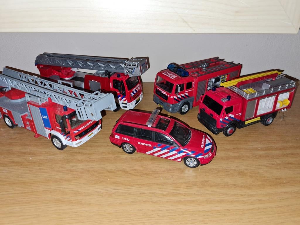 12 hulpdienst voertuigen, brandweer, ambulance, politie siku, Ophalen of Verzenden, Zo goed als nieuw, Overige typen, SIKU