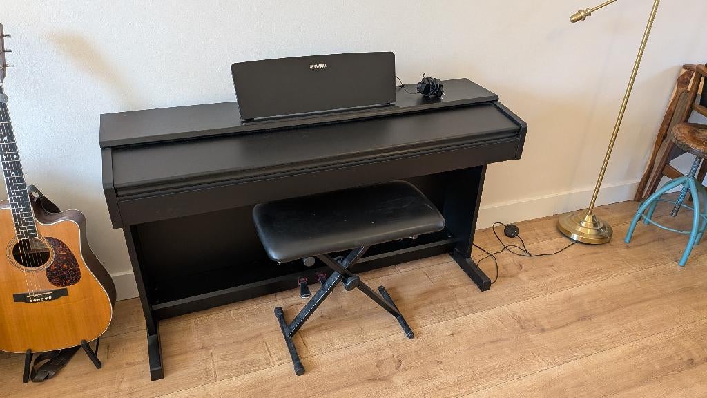 Elektrische Piano Yamaha Arius YDP-145 (Zwart) incl kruk, Muziek en Instrumenten, Piano's, Ophalen, Zwart, Digitaal, Zo goed als nieuw