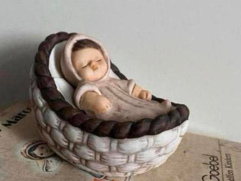 Kind in kribbe beeldje goebel, Verzenden, Zo goed als nieuw