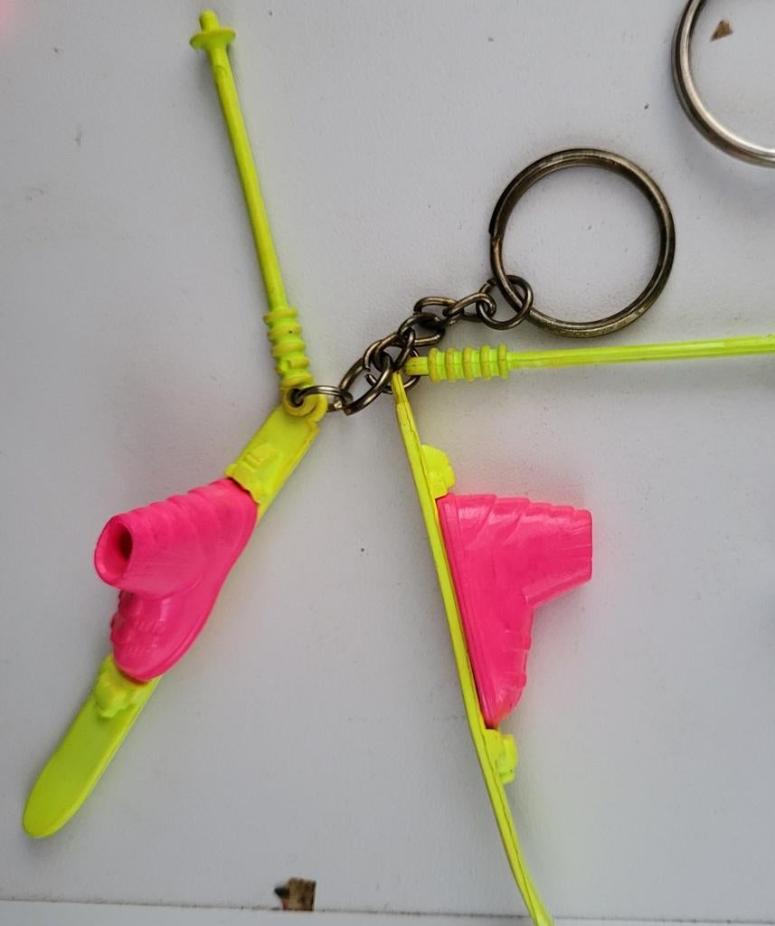 Sleutelhanger ski's en skistokken neon roze/geel, Ophalen of Verzenden, Gebruikt, Sport