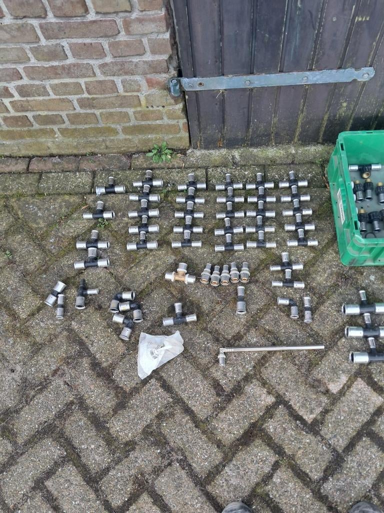 Grote partij Henco koppelingen en T-stukken, Ophalen