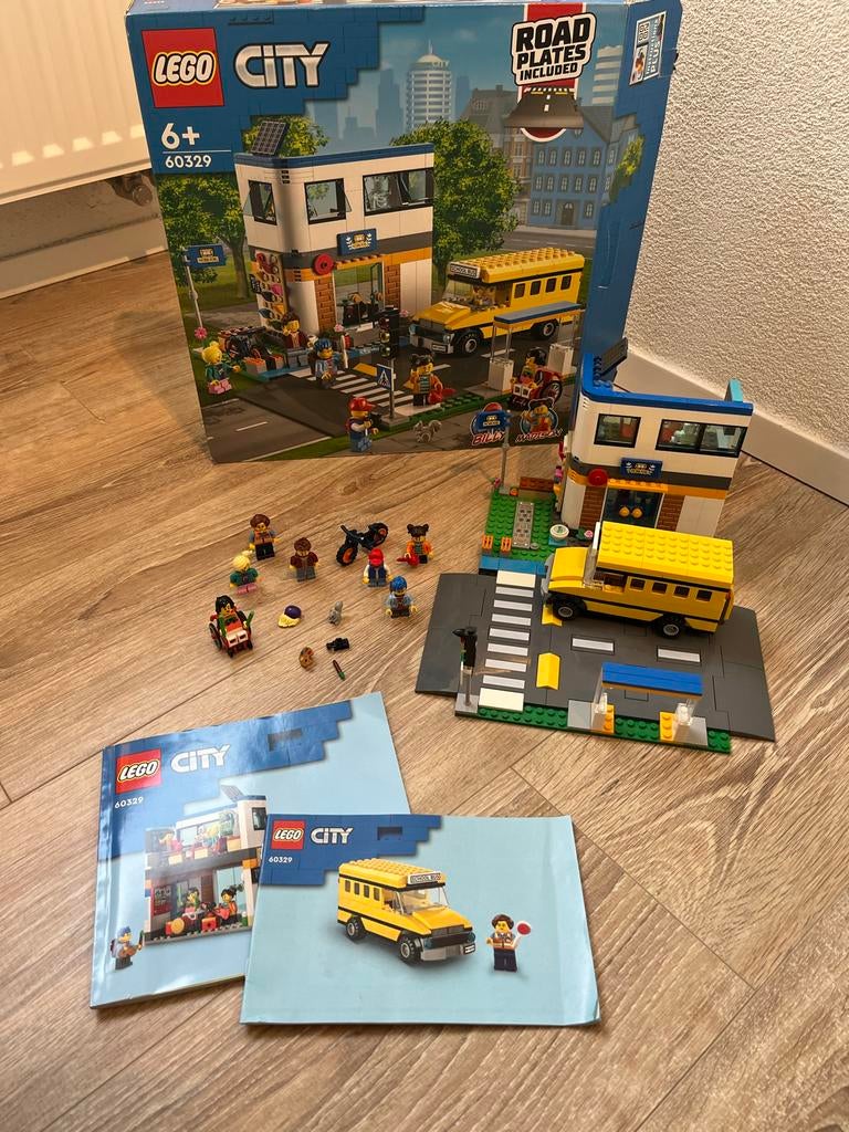 Lego City 60329 School Dag - Compleet met doos en boekjes, Ophalen of Verzenden, Zo goed als nieuw, Complete set, Lego