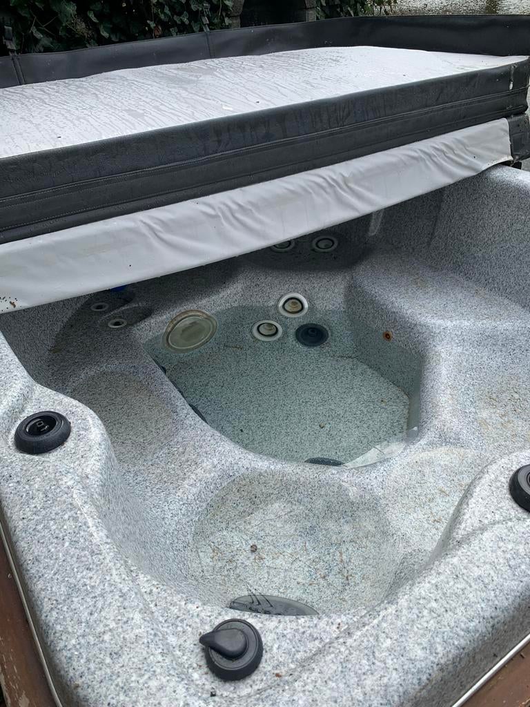 Jacuzzi/Spa met nagenoeg nieuwe cover en bedieningspaneel, Ophalen, Gebruikt, Afdekzeil, Vast