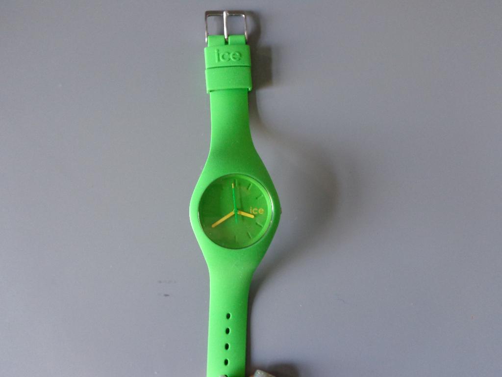 2 dameshorloges van Ice Watch, felgroen en grijs, Overige merken, Polshorloge, Kunststof, Ophalen of Verzenden