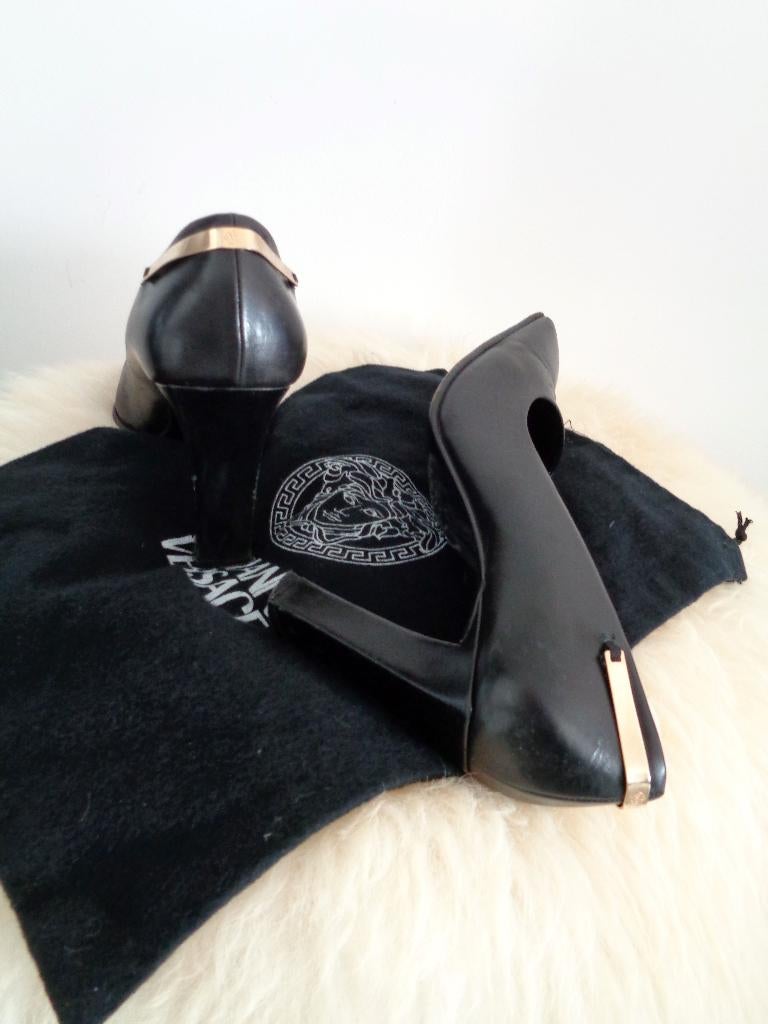 Gianni Versace 100% leren pumps met gouden Medusa 39, Pumps, Zwart, Ophalen of Verzenden, Zo goed als nieuw