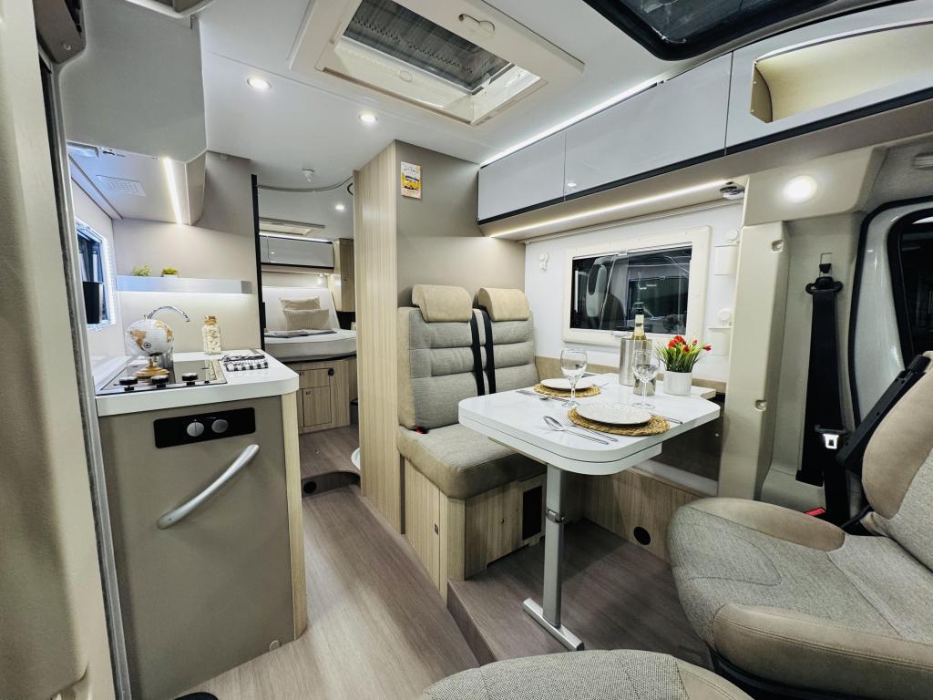 Adria Compact PLUS SC Automaat PAASSHOW 4000 KORTING, Caravans en Kamperen, Campers, Automaat, Fiat, Bedrijf, Diesel
