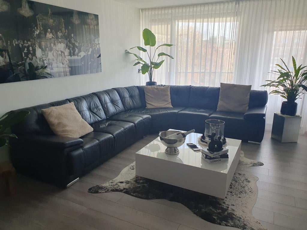 Grote zwarte leren hoekbank, Ophalen