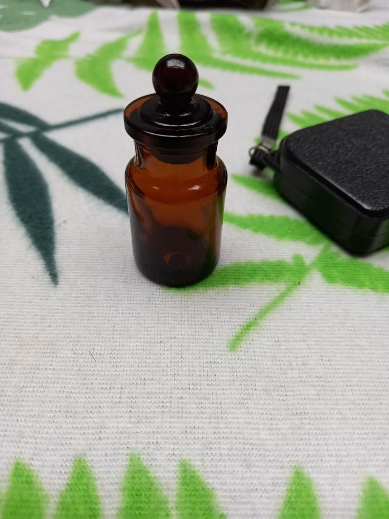 Oud vintage klein van bruin glas gemaakt medicijnflesje., Verzamelen, Ophalen of Verzenden, Gebruikt, Overige typen