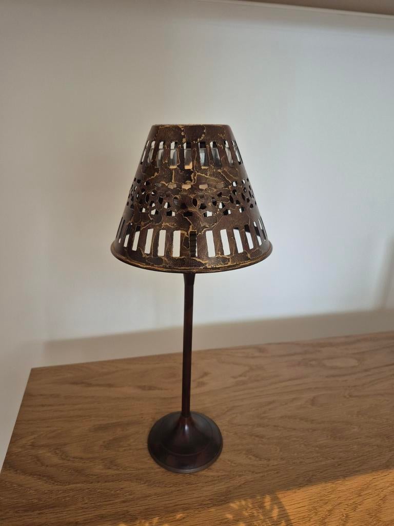 Decoratieve metalen kandelaar met geperforeerd patroon, Gebruikt, Ophalen of Verzenden, Metaal, Kandelaar