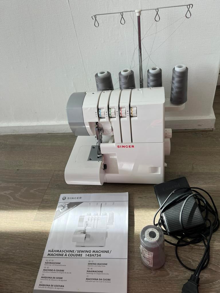 Singer overlock machine model -14sh754, Ophalen of Verzenden, Naaimachine, Singer